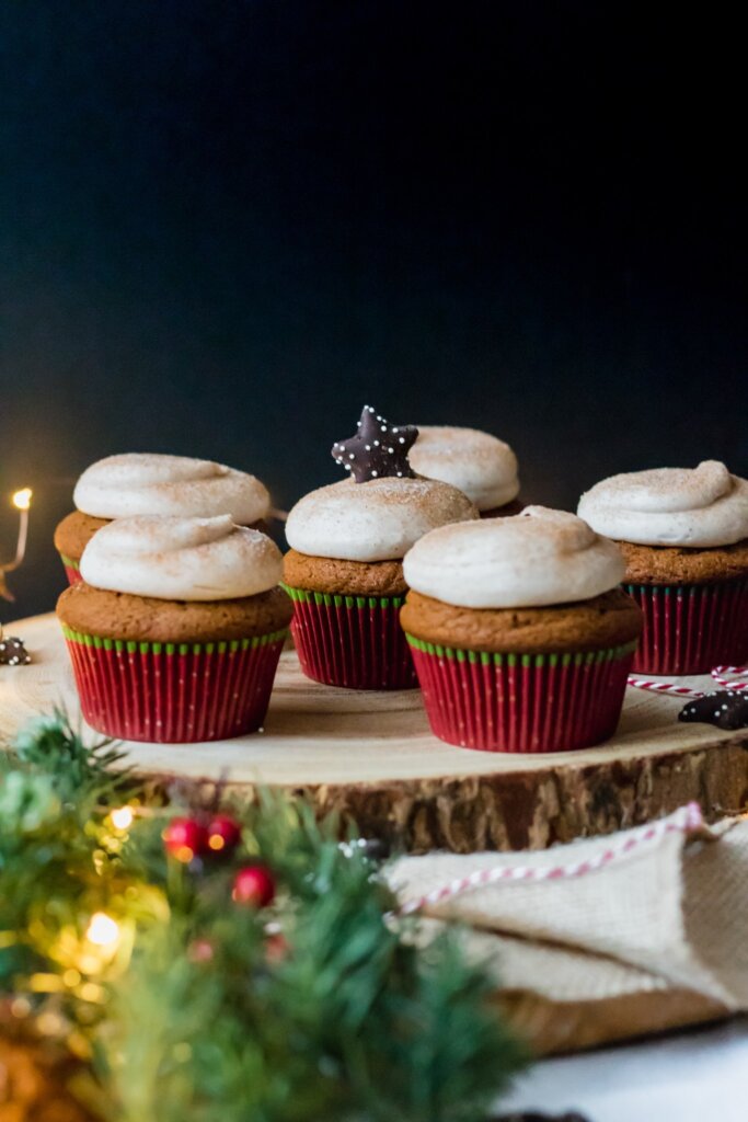 Gingerbread cupcakes with frosting