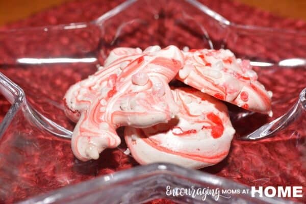 Peppermint meringue cookies